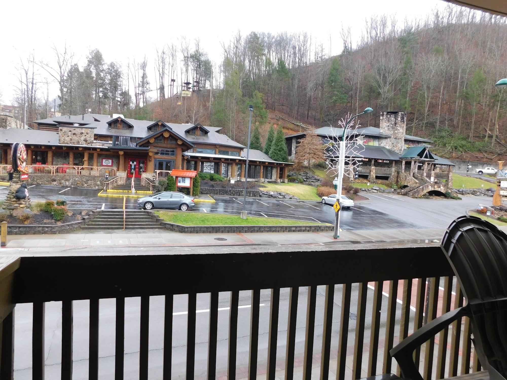 Days Inn & Suites By Wyndham Downtown Gatlinburg Parkway Exterior photo