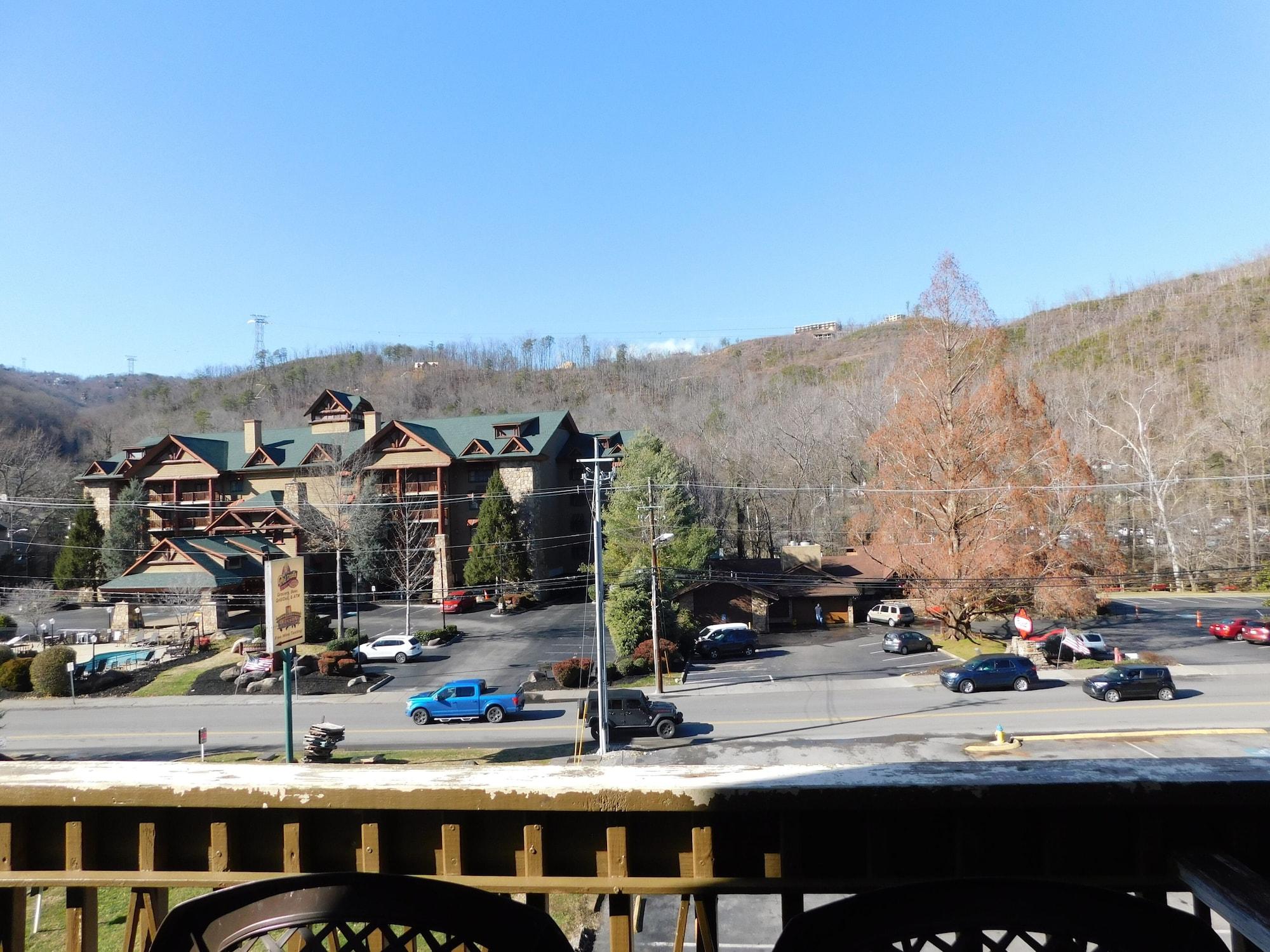 Days Inn & Suites By Wyndham Downtown Gatlinburg Parkway Exterior photo