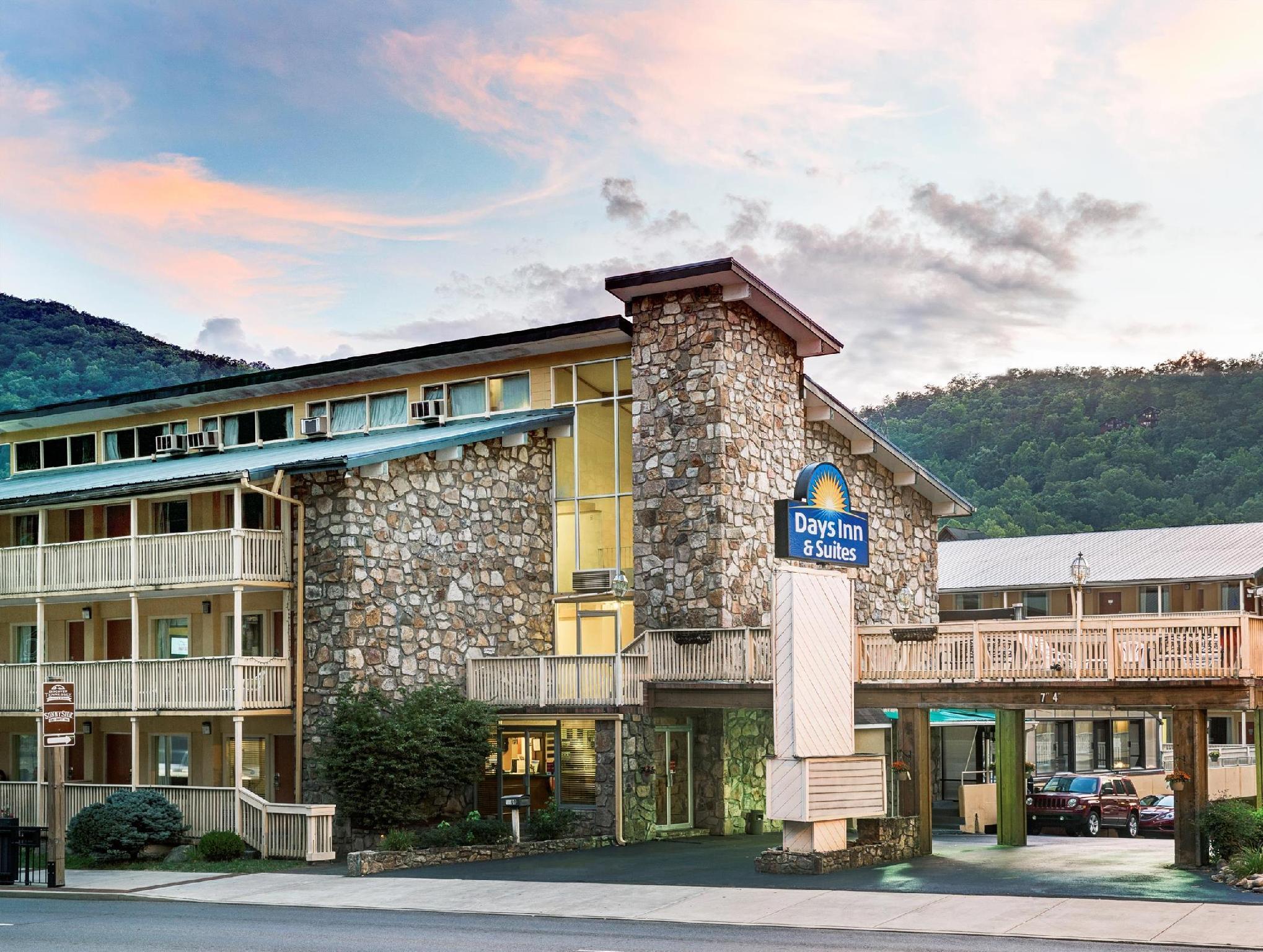 Days Inn & Suites By Wyndham Downtown Gatlinburg Parkway Exterior photo