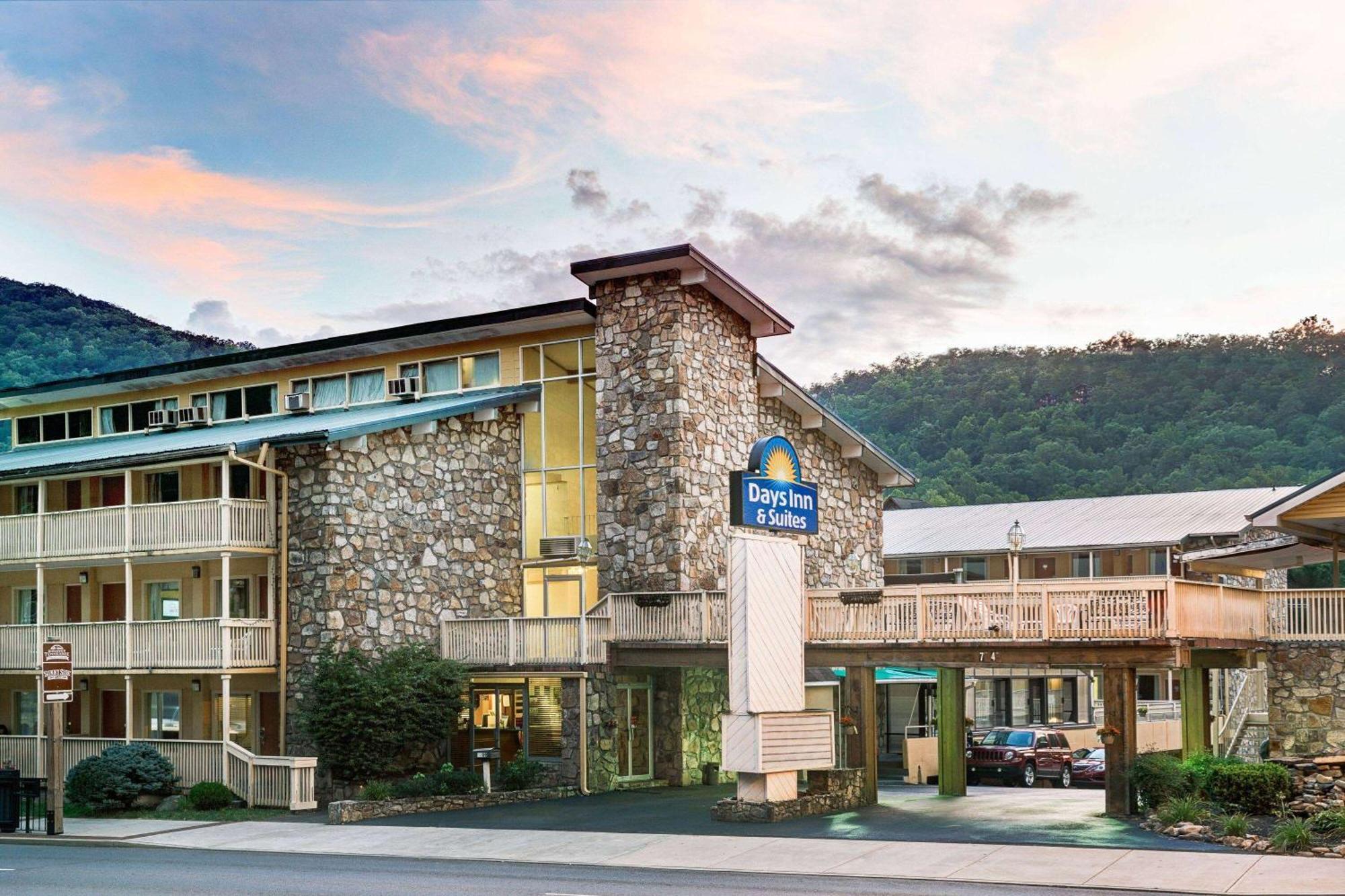 Days Inn & Suites By Wyndham Downtown Gatlinburg Parkway Exterior photo