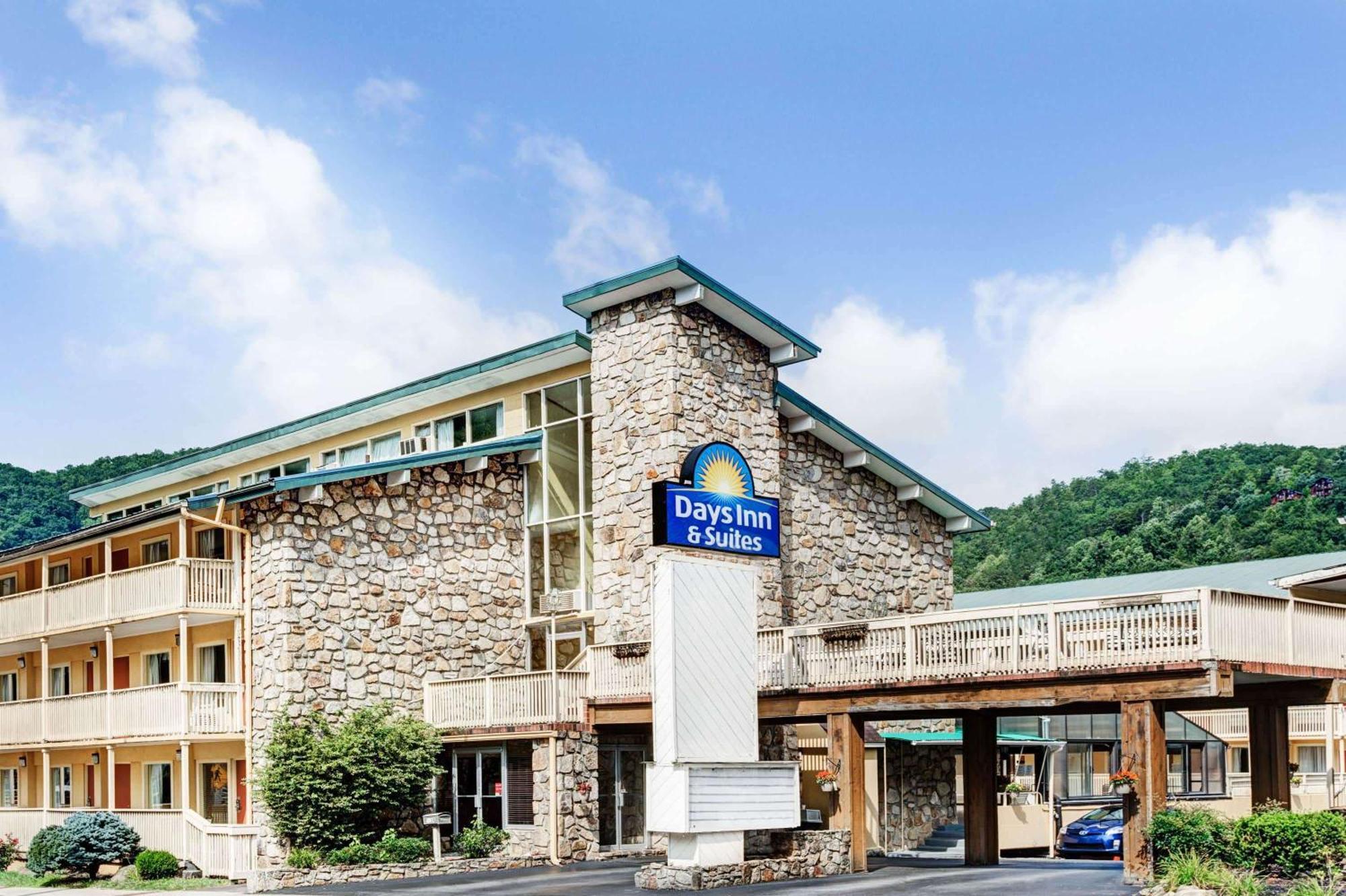 Days Inn & Suites By Wyndham Downtown Gatlinburg Parkway Exterior photo