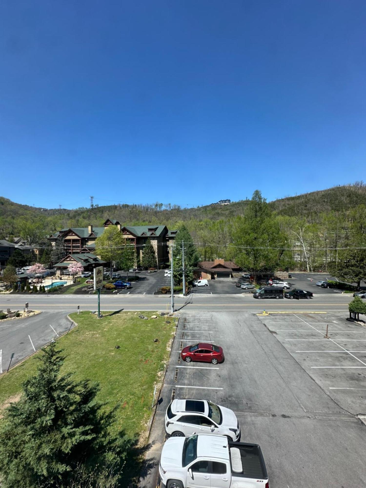 Days Inn & Suites By Wyndham Downtown Gatlinburg Parkway Exterior photo